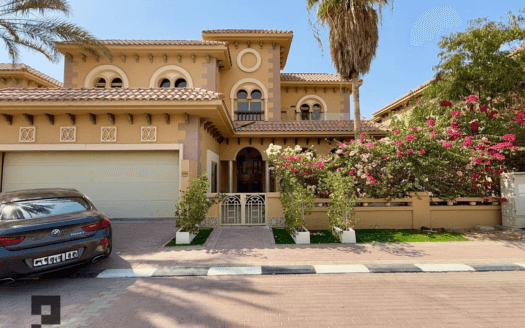 Semi-Detached Villa | Lightly Renovated –