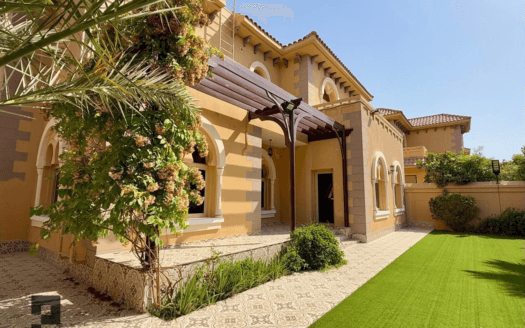 Semi-Detached Villa | Lightly Renovated –