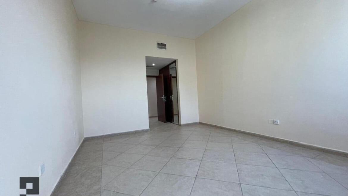 3-bedroom residential apartment in Al Majaz Tower, Sharjah, Al Majaz, with full canal view and well-maintained interiors.-Propertyana real estate in dubai and sharjeh