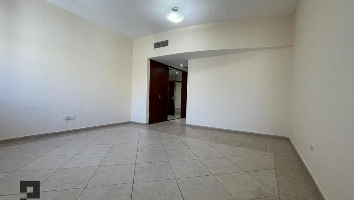 3-bedroom residential apartment in Al Majaz Tower, Sharjah, Al Majaz, with full canal view and well-maintained interiors.-Propertyana real estate in dubai and sharjeh