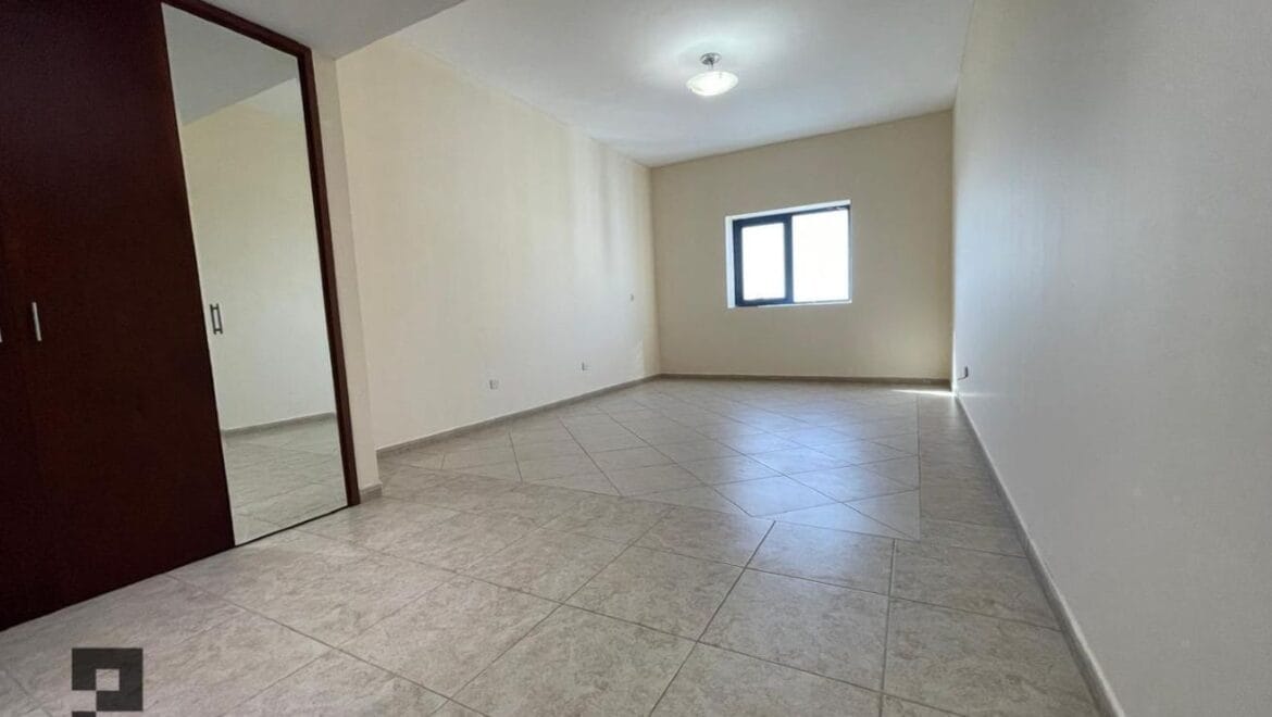 3-bedroom residential apartment in Al Majaz Tower, Sharjah, Al Majaz, with full canal view and well-maintained interiors.-Propertyana real estate in dubai and sharjeh